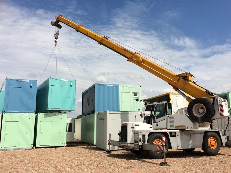 Prenájom kontajnerov - žeriav pri montáži kancelárskych a skladových kontajnerov FGS Slovakia